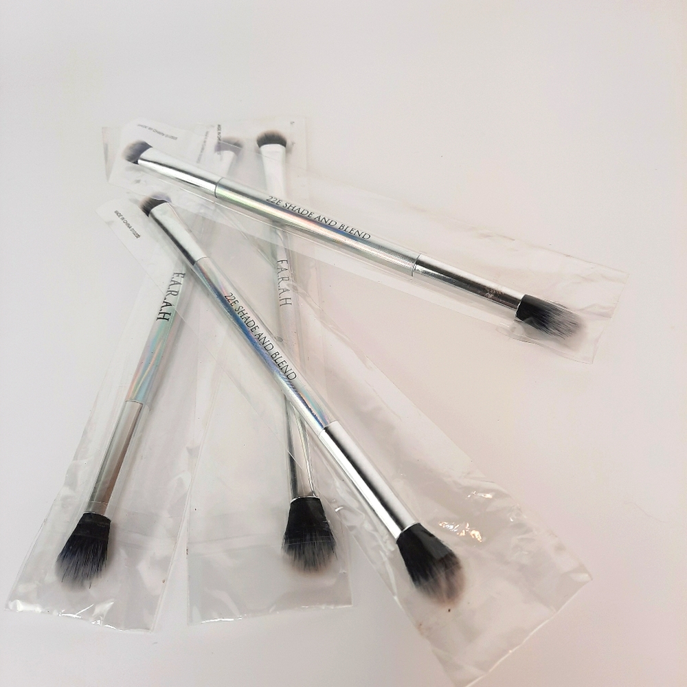 F.A.R.A.H SHADE AND BLEND BRUSH 22E